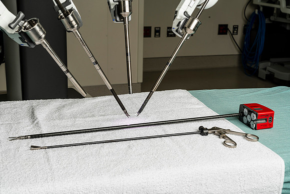 Da Vinci surgery robot - tools compared to older orthoscopic instruments
